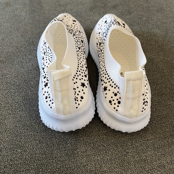 Shoes, slip on, white and black size 6, light weight, no name no brand - Picture 3 of 8